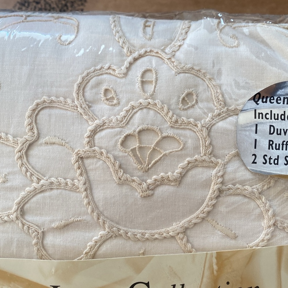 NWT the heirloom lace collection queen duvet set off white